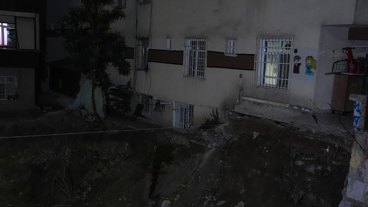 İstanbul'da inşaat çalışmasında zarar gören bina tahliye edildi