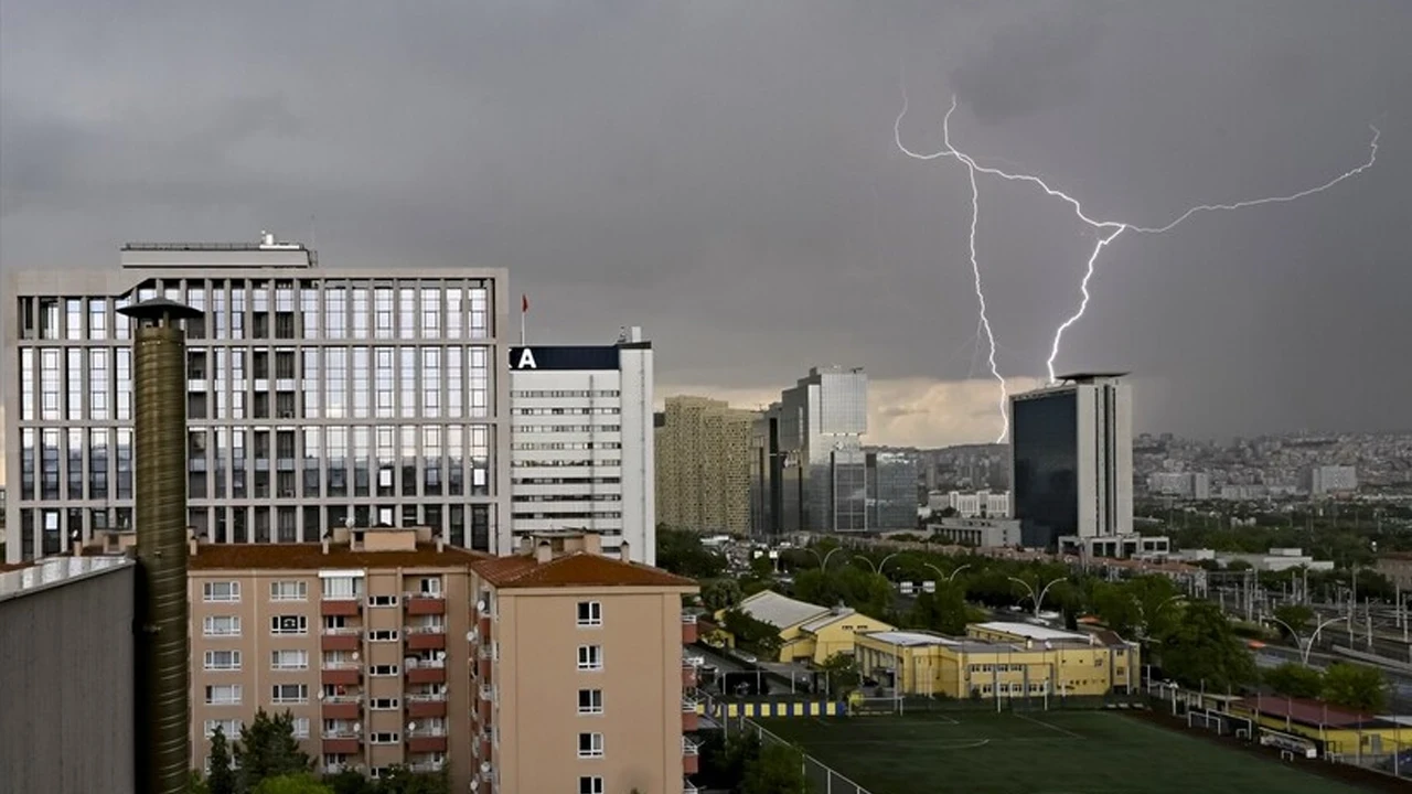 Ankara'yı Sağanak Vurdu! Cadde ve Sokaklar Göle Döndü