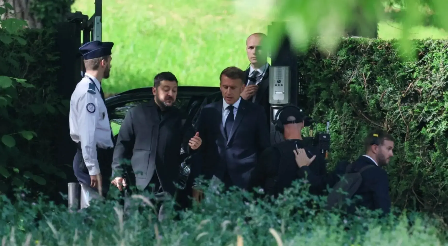 G7 Zirvesi'nde Macron ve Zelenskiy'den Trump dedikodusu! Mikrofon açık kaldı