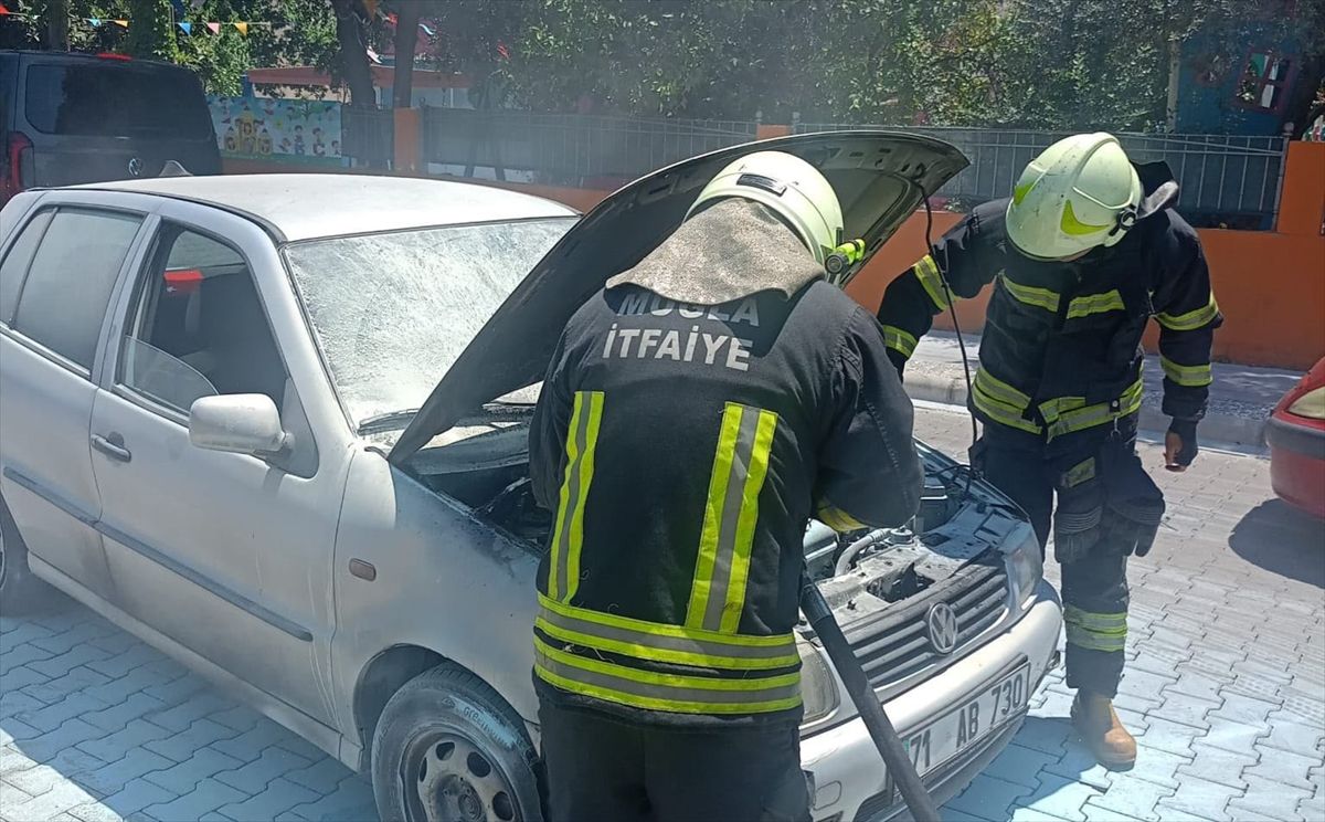 Marmaris'te benzin hortumu sızdıran otomobilde yangın çıktı