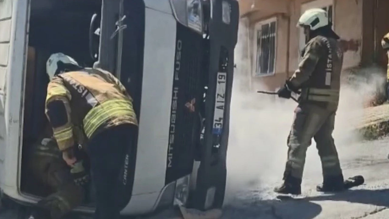 Sultangazi'de rampada kayan kamyonet, park halindeki otomobilin üzerine devrildi