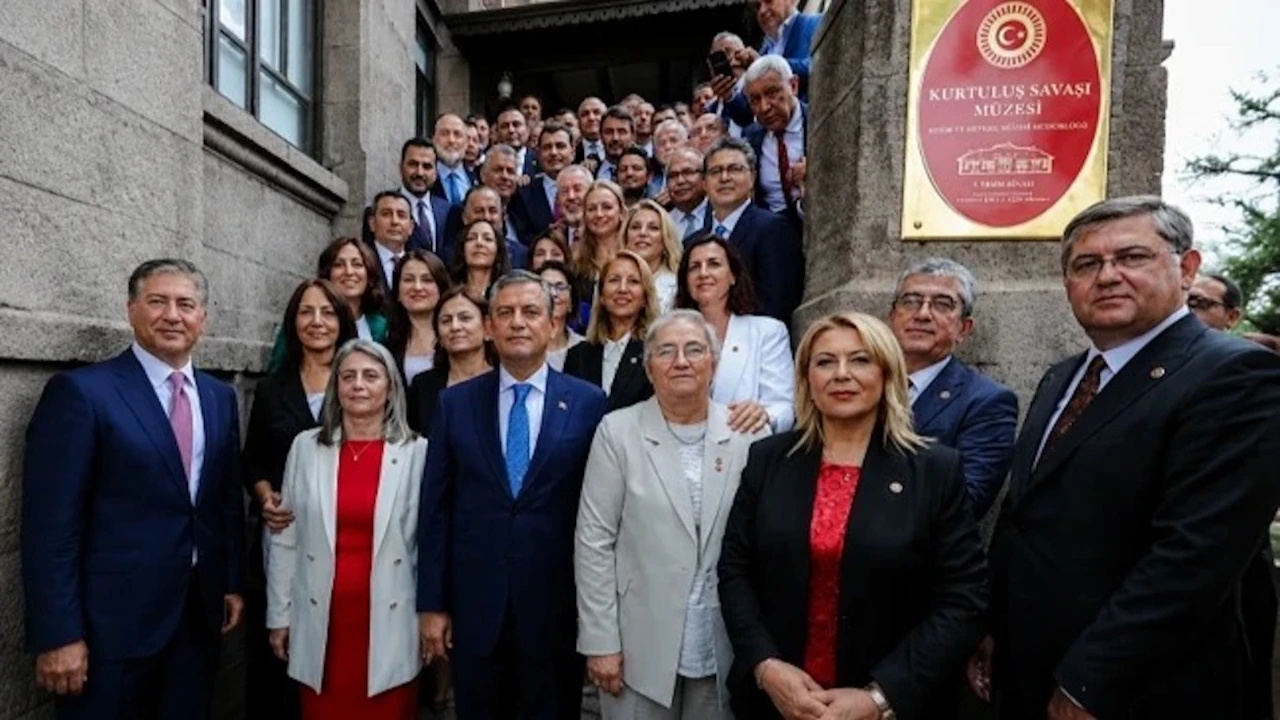 Özgür Özel'in Yeni Parti'sinin programı ve tüzüğü yayımlandı