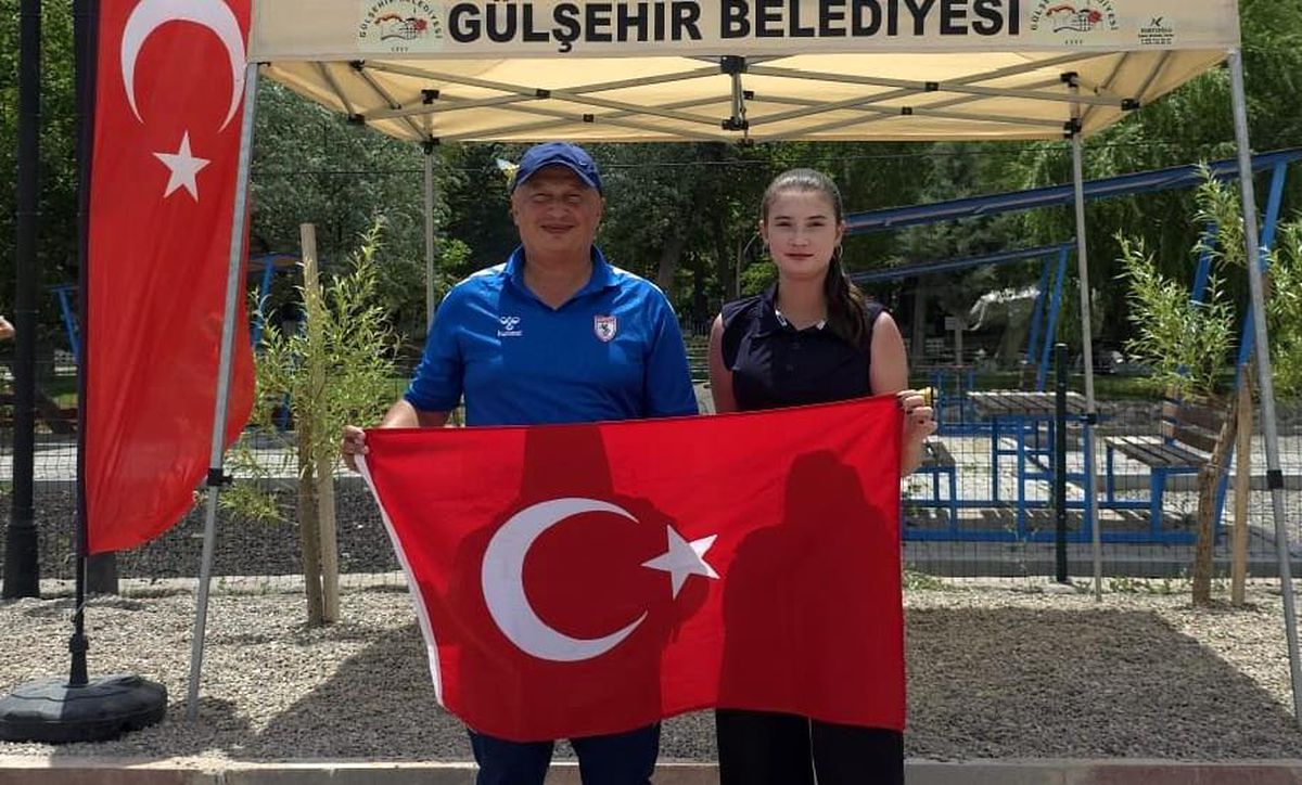 14 yaşındaki Sıla Tunç'tan Türkiye rekoru