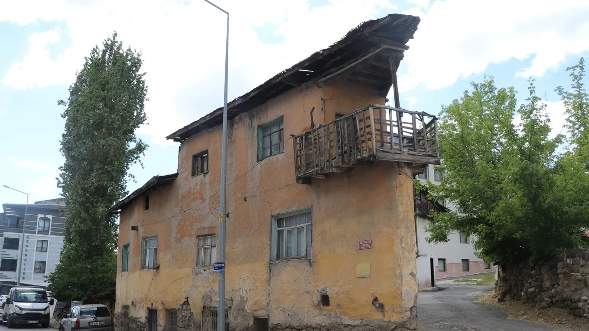 Sivas'ta 'aşk gemisi' ilgi odağı oldu! Bu evi görenler Titanik'e benzetiyor