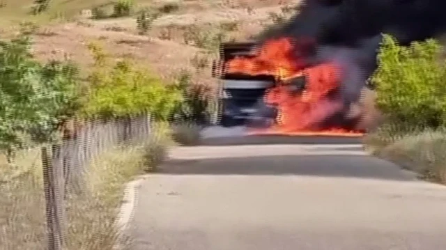 Siirt’te kamyon yangını: Sürücü son anda kurtuldu