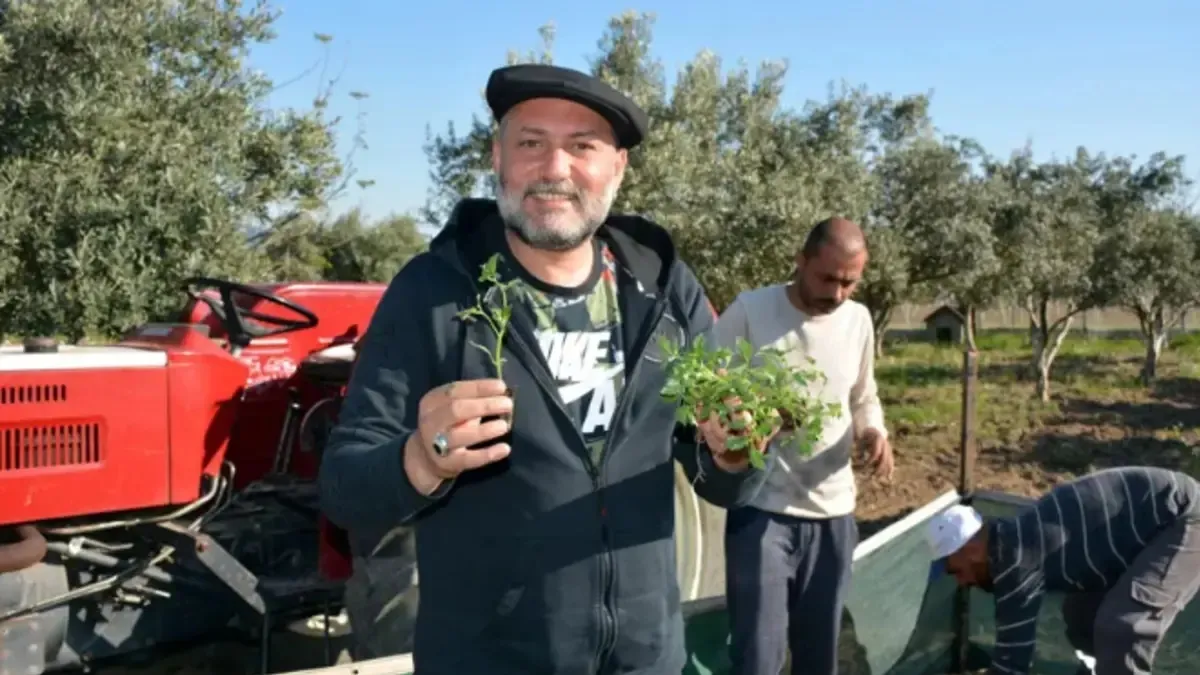 Hüsnü Şenlendirici’nin yeni hayatı şaşırttı! Çapa yapıp traktör kullanıyor