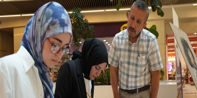 38 yaşında öğrendiği 'hüsnühat'ı okuldaki öğrencilerine öğretiyor