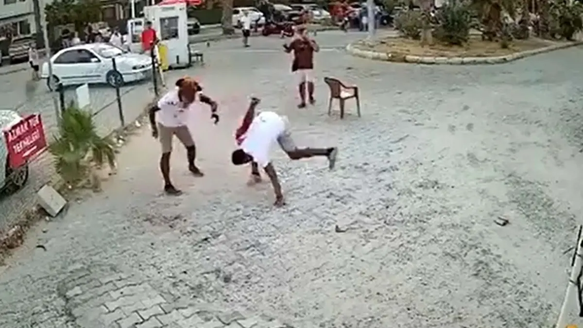 Sokak ortasında kanlı kavga! Bıçaklar havada uçuştu