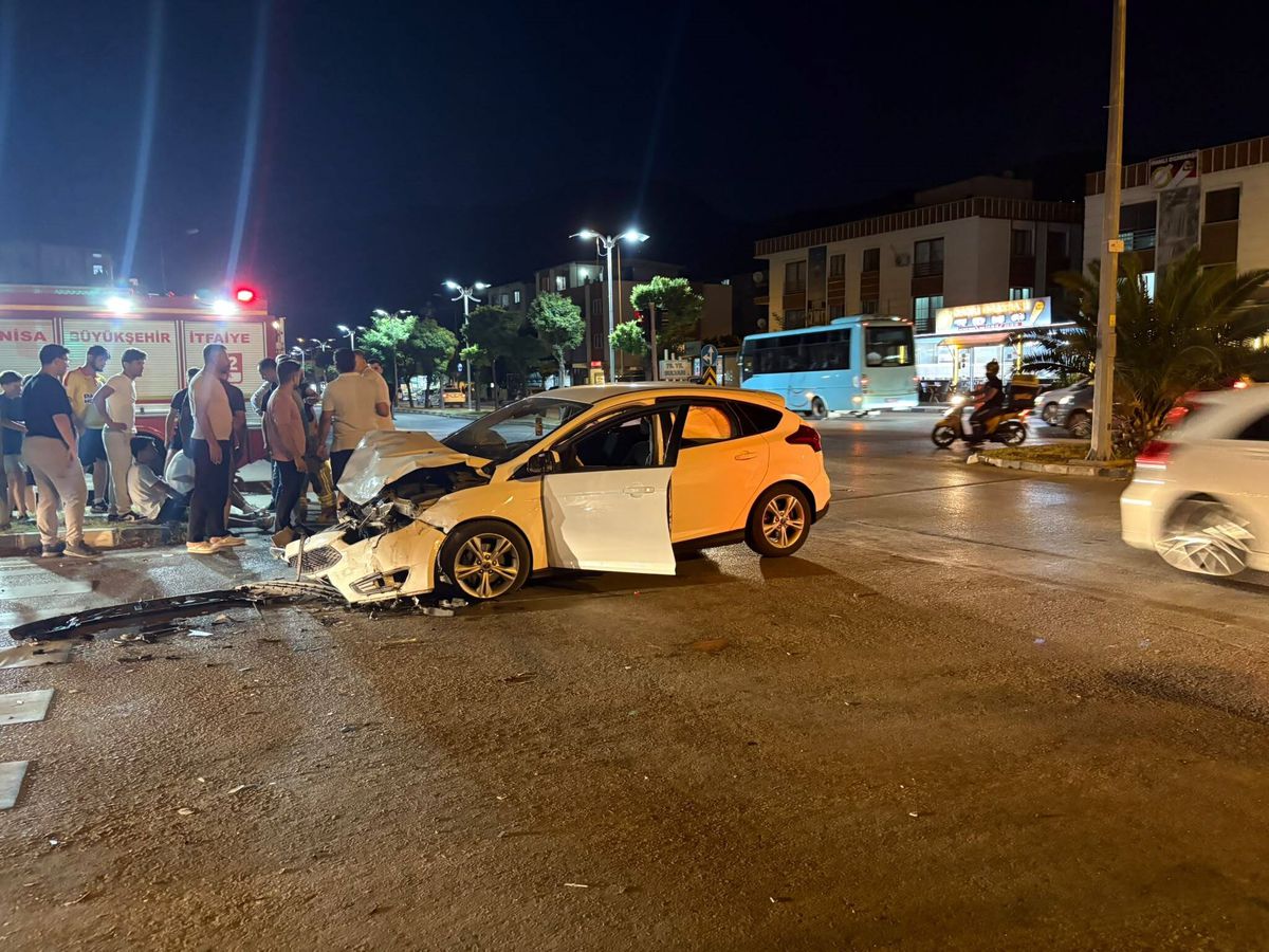 Manisa'da 2 otomobil çarpıştı: 4 yaralı