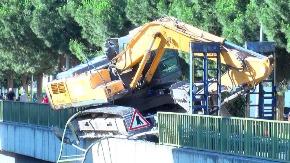 Bahçelievler'de TIR'ın üzerindeki kepçe devrildi
