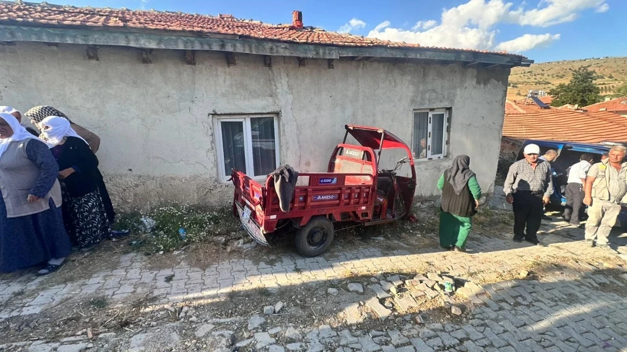 Elektrikli motosiklet duvara çarptı: 6 yaralı