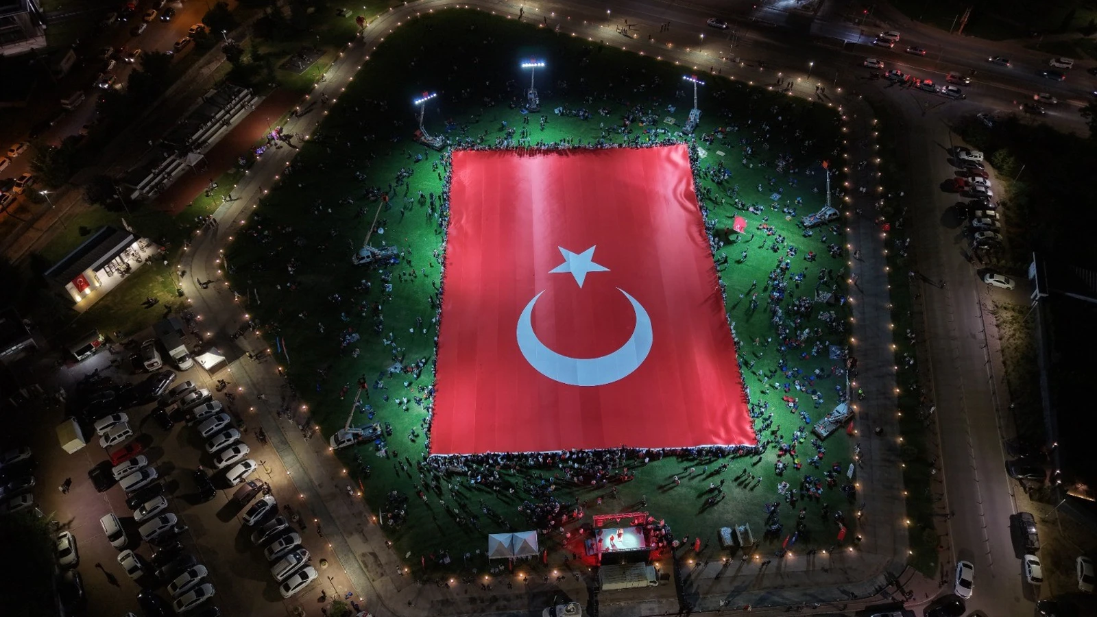 Kayseri’de dünyanın en büyük Türk bayrağı açıldı
