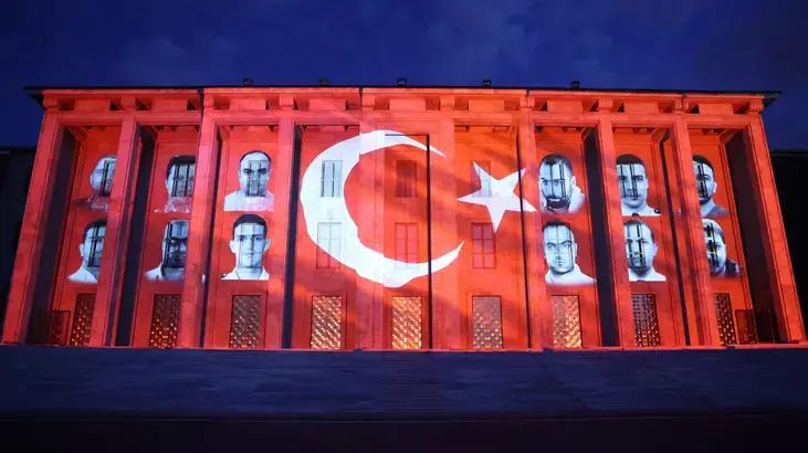 Gazi Meclis'te unutulmaz gece! 15 Temmuz Destanı TBMM duvarlarında yeniden canlandı