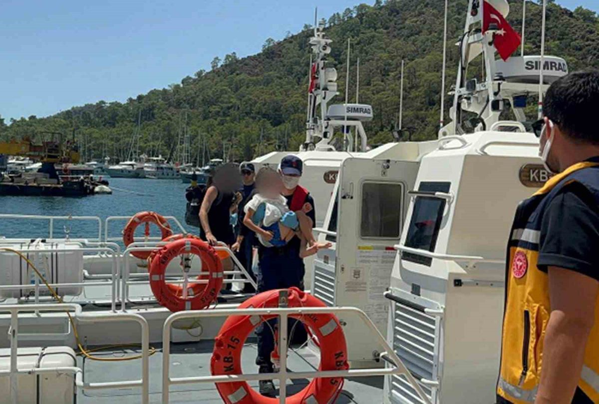 Fethiye'de çocuk yolcunun sahil güvenlikle tahliyesi