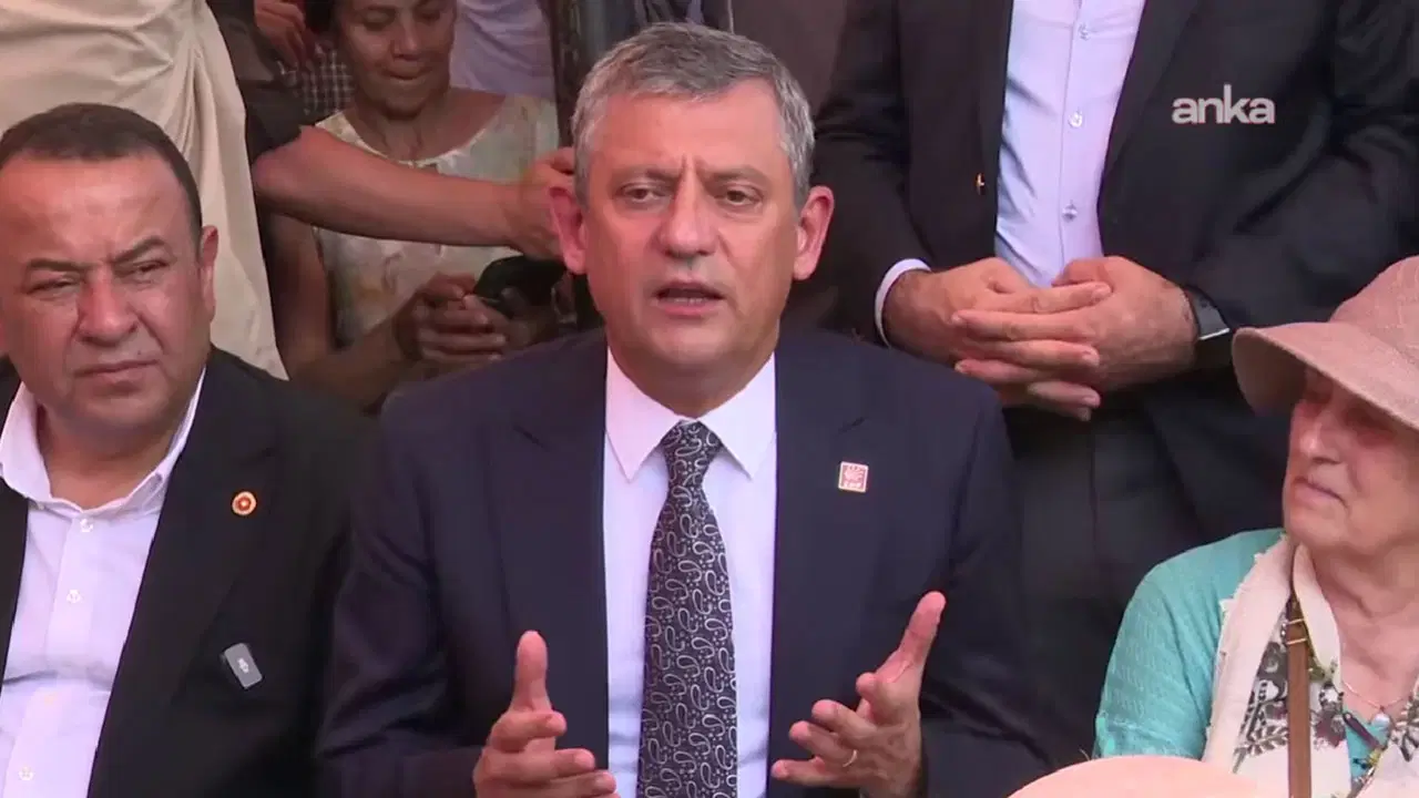 Son Dakika... CHP lideri Özgür Özel, Ulus Hali'nde esnafı ziyaret etti: 'Sokakta öfke var, hükümet başka yere yönlendirdi'
