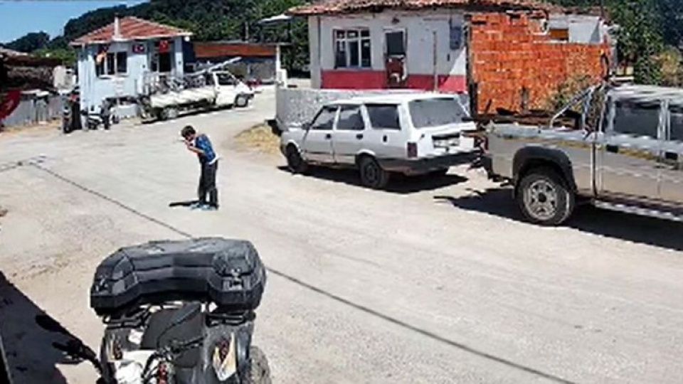 Çanakkale'de 12 yaşındaki Eren, yere düşen Atatürk portresini öpüp kaldırdı