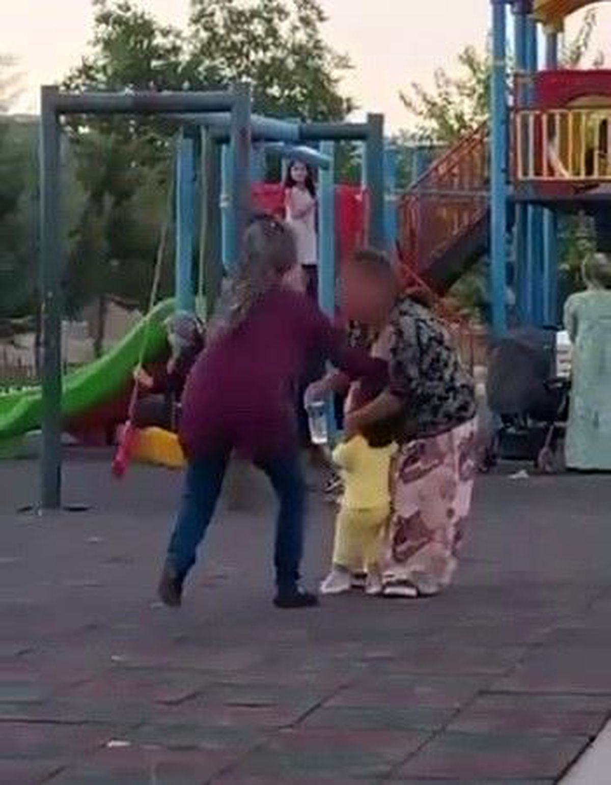 Ağlayan çocuğu sakinleştirmeye çalışan engelli kadın dayak yedi