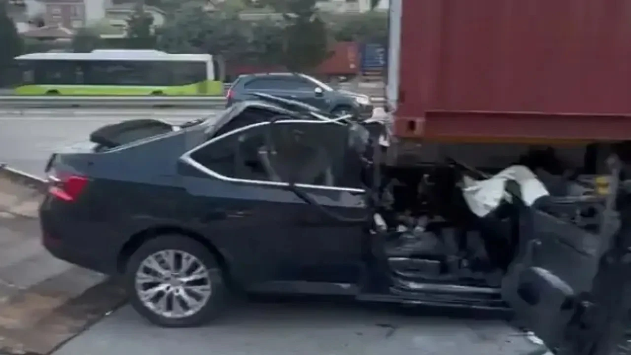 Kocaeli'de feci kaza...Otomobil tırın altına girdi, baba ve oğlu hayatını kaybetti