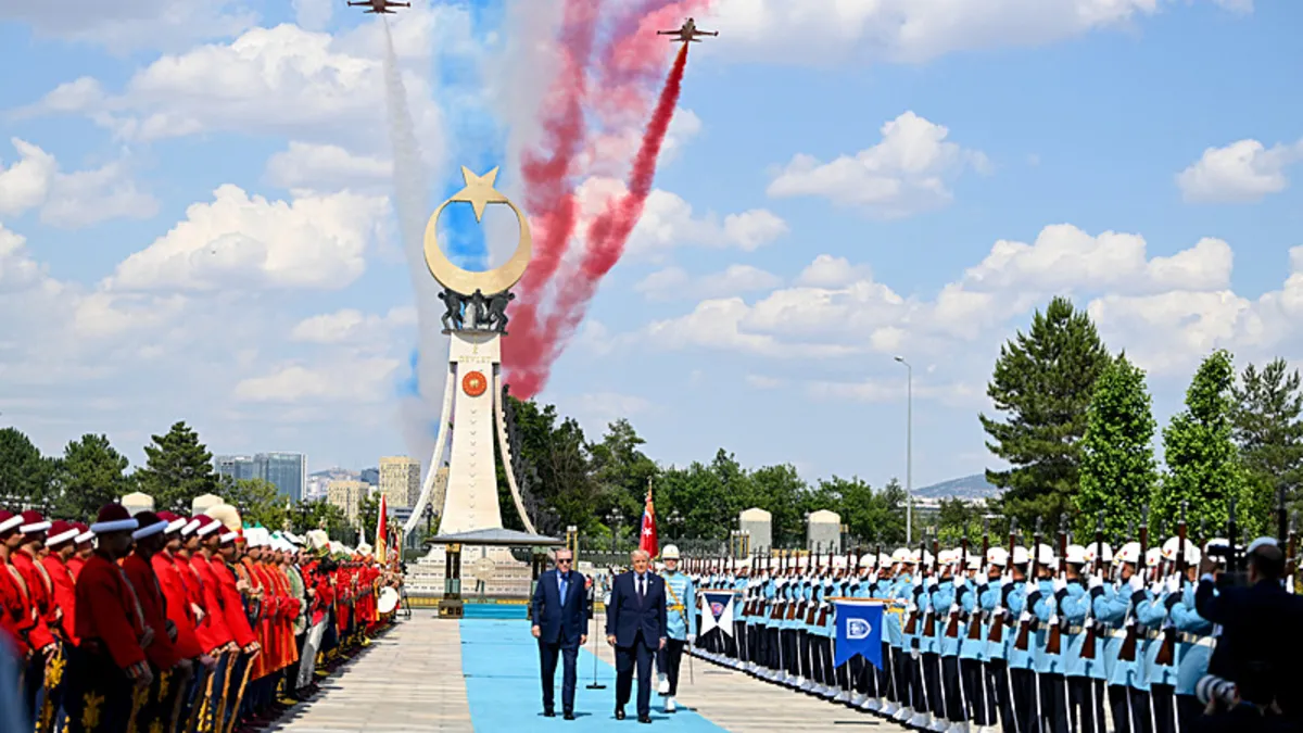 Başkan Erdoğan’ın Trump’ı karşılamasında Türk Yıldızları damga vurdu! Ankara semalarında dev gösteri...
