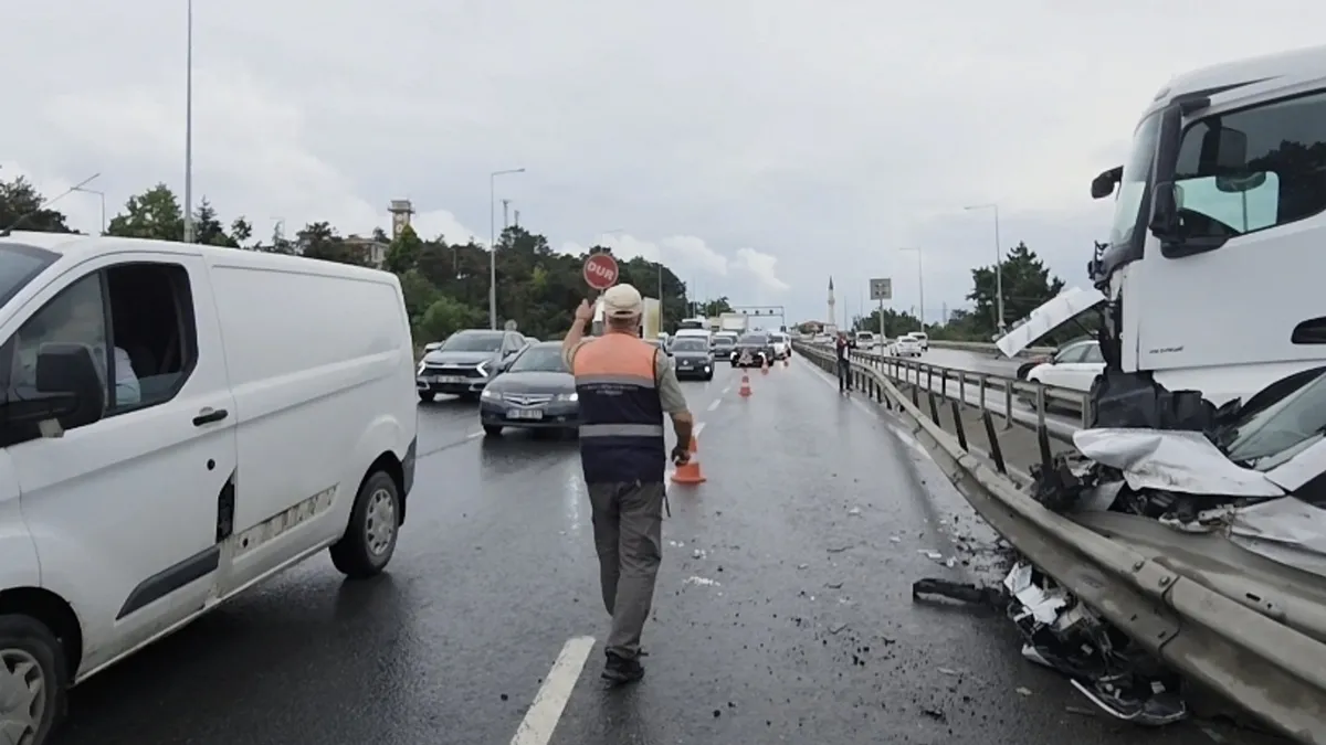 Kontrolden çıkan beton mikseri dehşet saçtı: 2 yaralı
