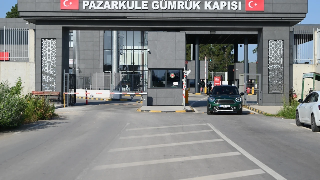 Komşuda grev: Sınır kapılarından geçişler durdu