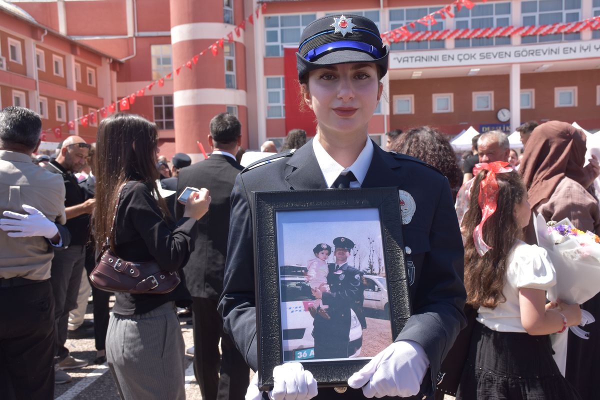 Depremde Şehit Olan Polis Memurunun Kızı Şehriban Okur, Babasının İzinden Polis Oldu