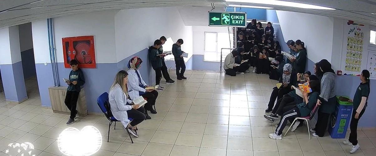 Öğretmenlerin sessiz kitap okuma deneyi öğrencilere örnek oldu