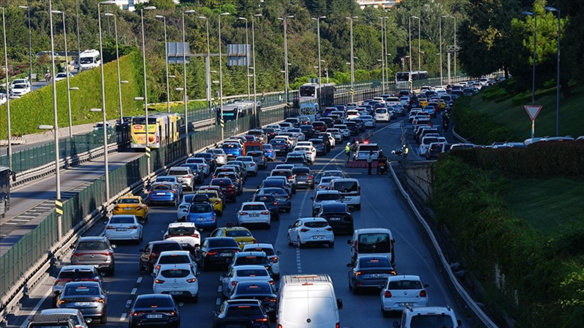 Bayramda yola çıkacaklar dikkat! Ege'nin o ilinde trafik tıkandı