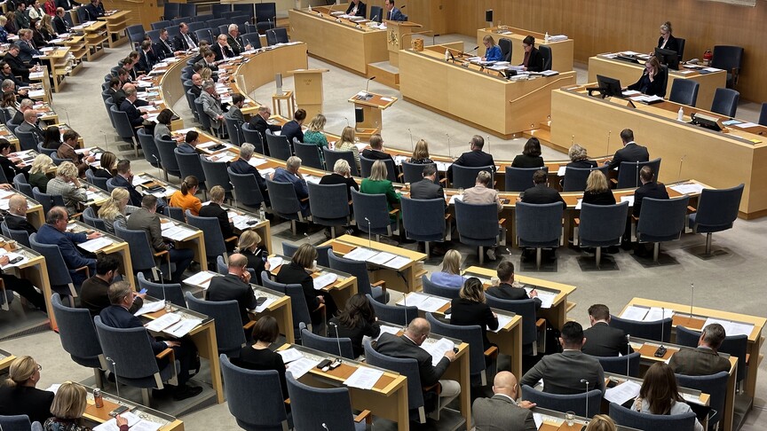 İsveç Parlamentosu, sığınmacılar için kalıcı oturum iznini kaldıran yasa tasarısını kabul etti