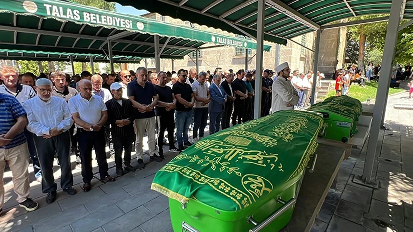 Feci kazada ölen uzman çavuş, eşi ve 8 aylık bebekleri toprağa verildi