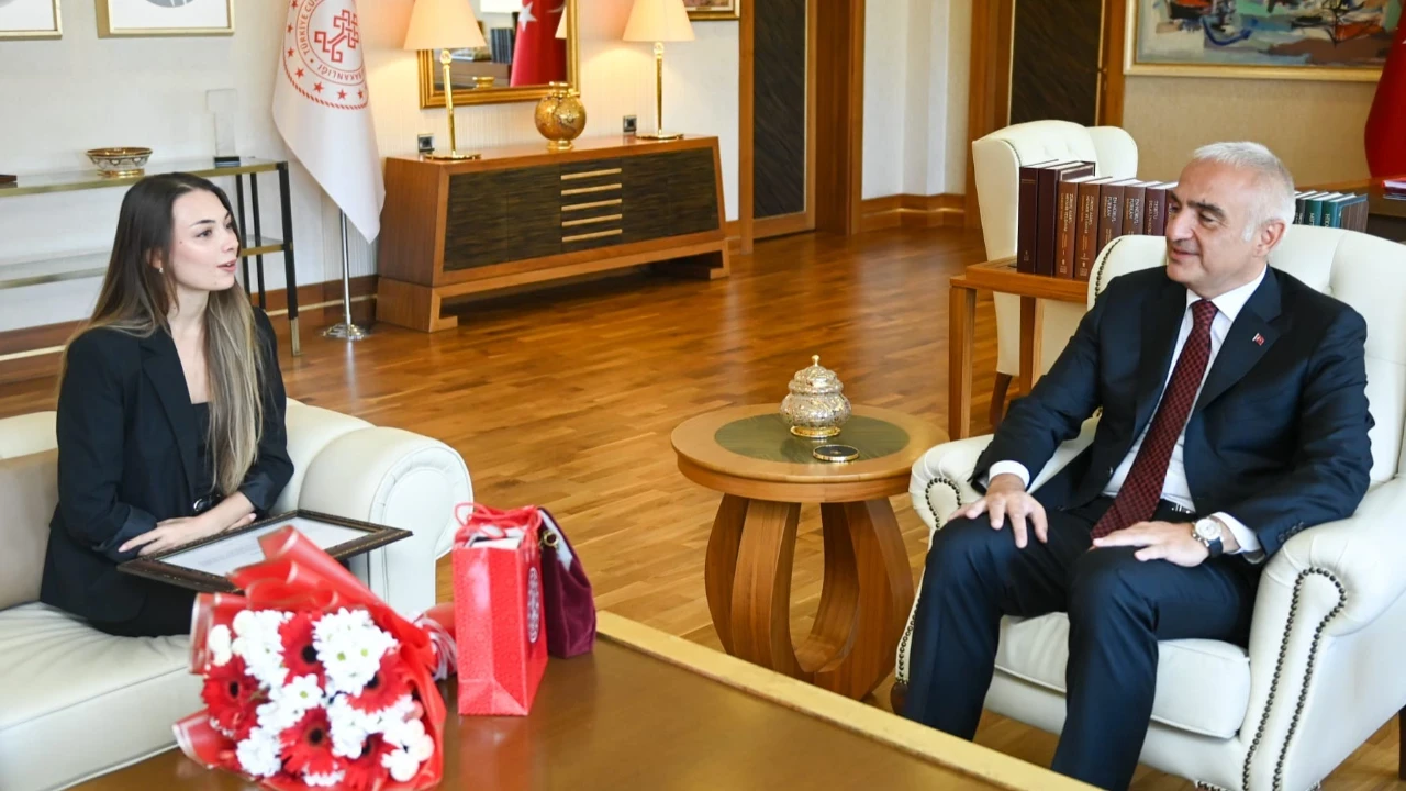 Bakan Ersoy’dan, tarihi başarıya imza atan Nilay Tahiroğlu’na tebrik