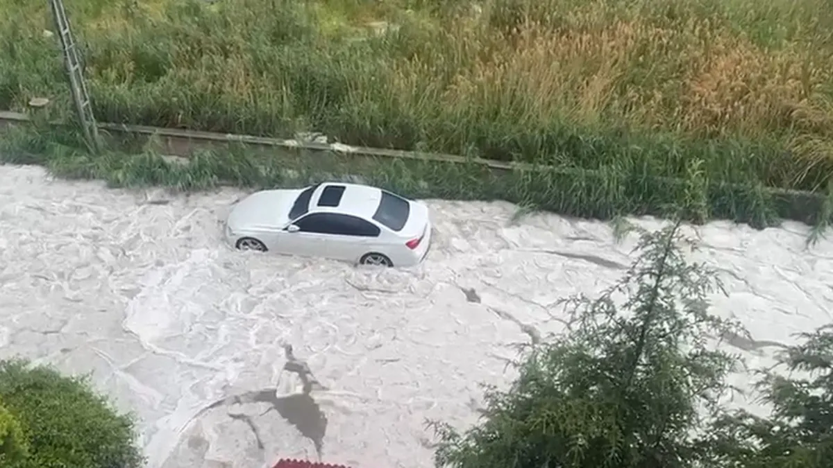 SON DAKİKA… Ankara’yı sağanak vurdu! Ev ve iş yerlerini su bastı araçlar yolda kaldı…