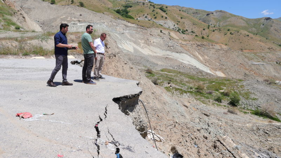 Hakkari'deki heyelanda 8 milyon metreküplük toprak hareket etti!