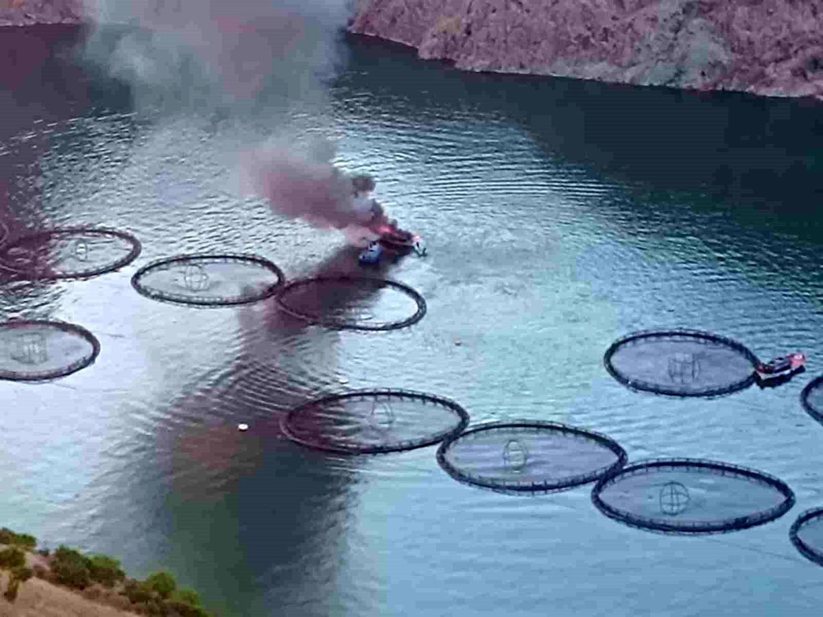 Fırat Nehri'nde tekne alev alev yandı