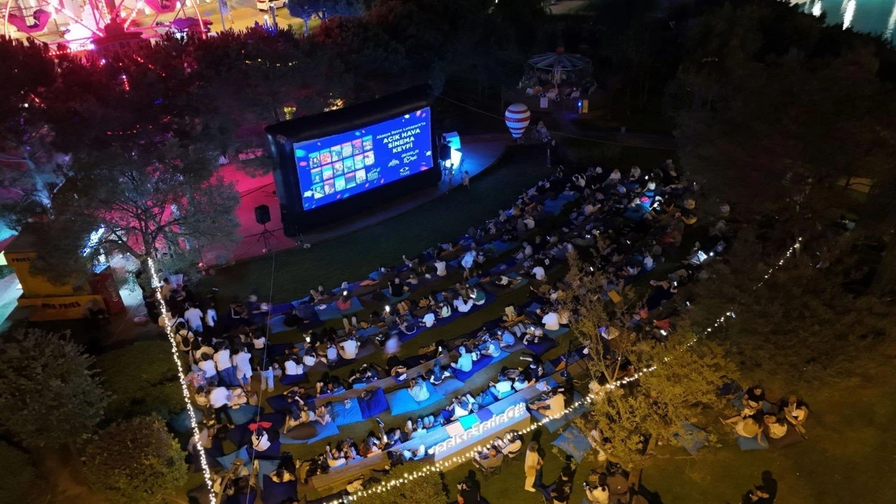 Akasya, yıldızların altında sinema keyfini yeniden yaşatıyor