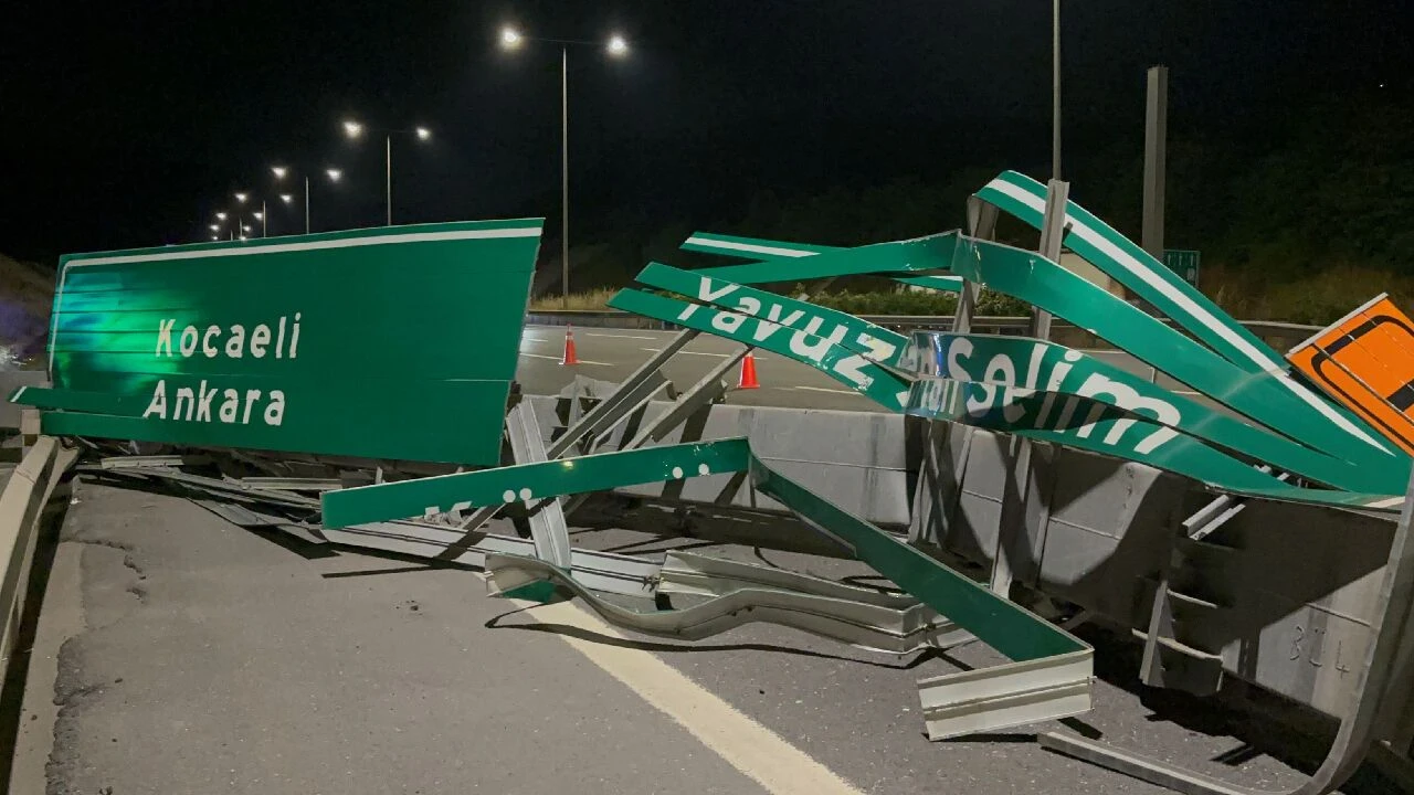 Kamyonun açılan damperi tabelaya çarptı