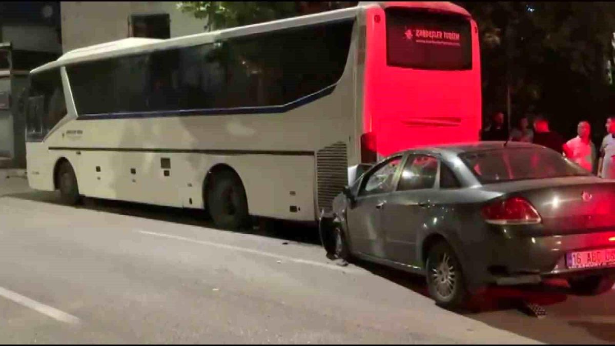 Alkollü sürücü önce duvara sonra otobüse çarptı: 2 ağır yaralı