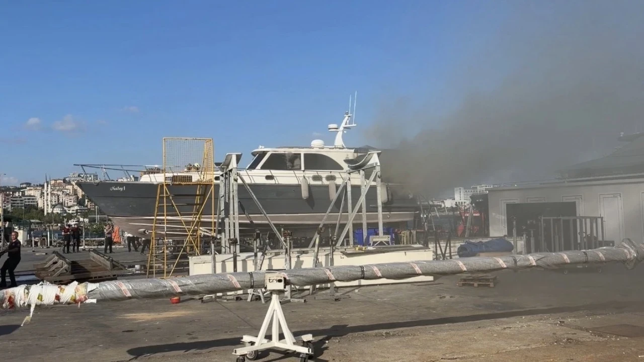 Pendik Marina'da bakımdaki teknede çıkan yangın söndürüldü