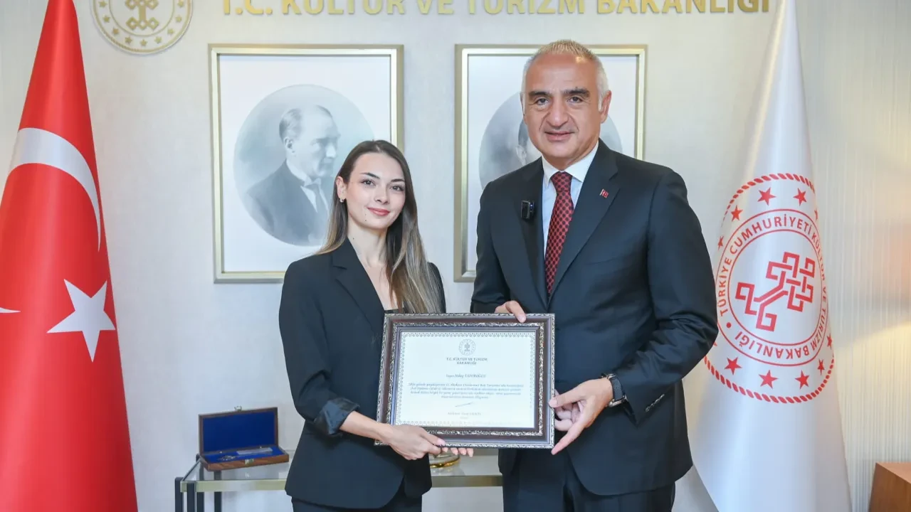 Bakan Ersoy, Bolşoy Tiyatrosu'nda tarihi başarıya imza atan Nilay Tahiroğlu'nu tebrik etti
