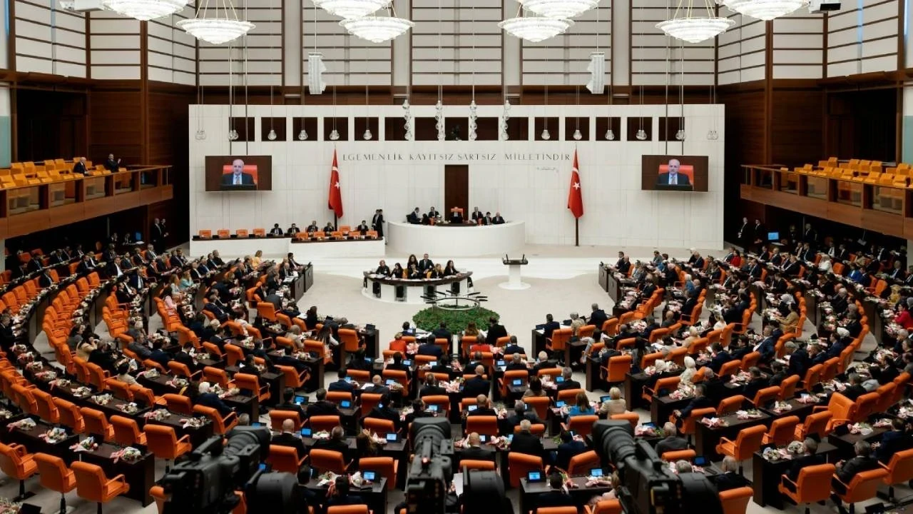 YENİ Parti Meclis'i yeniden şekillendiriyor: Genel Kurul ve komisyonlarda yeni dönem