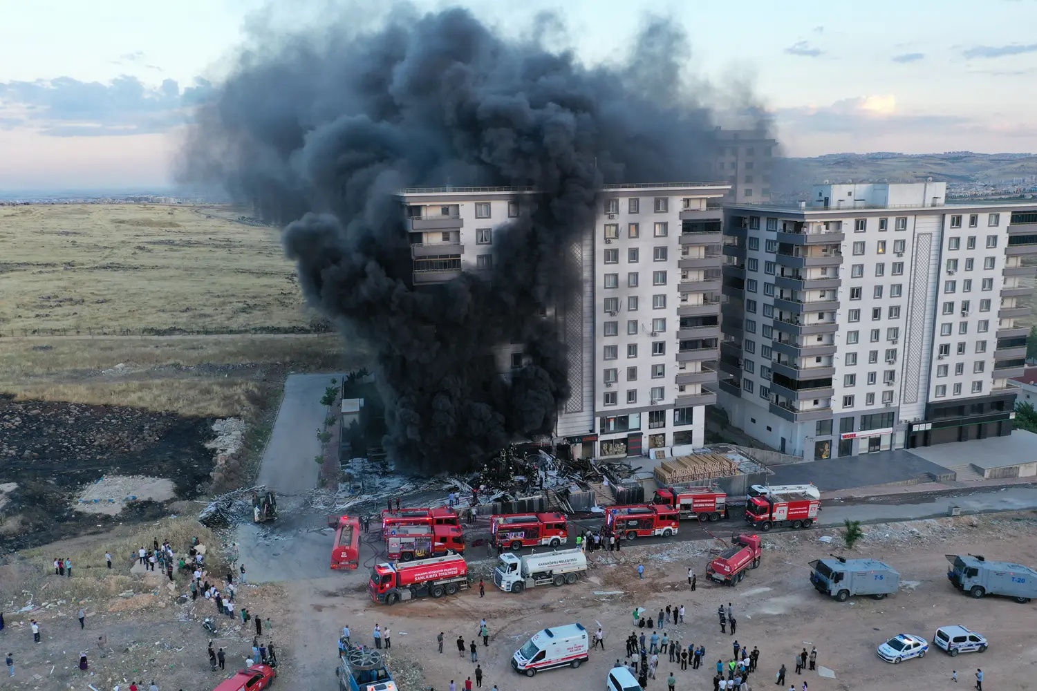 10 katlı apartmanda korkutan yangın: Alevler üst katlara sıçradı