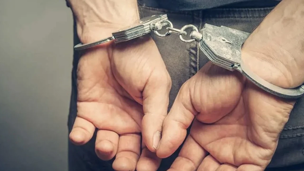 Otobüsteki yolcunun üzerinden 5 bin uyuşturucu hap çıktı
