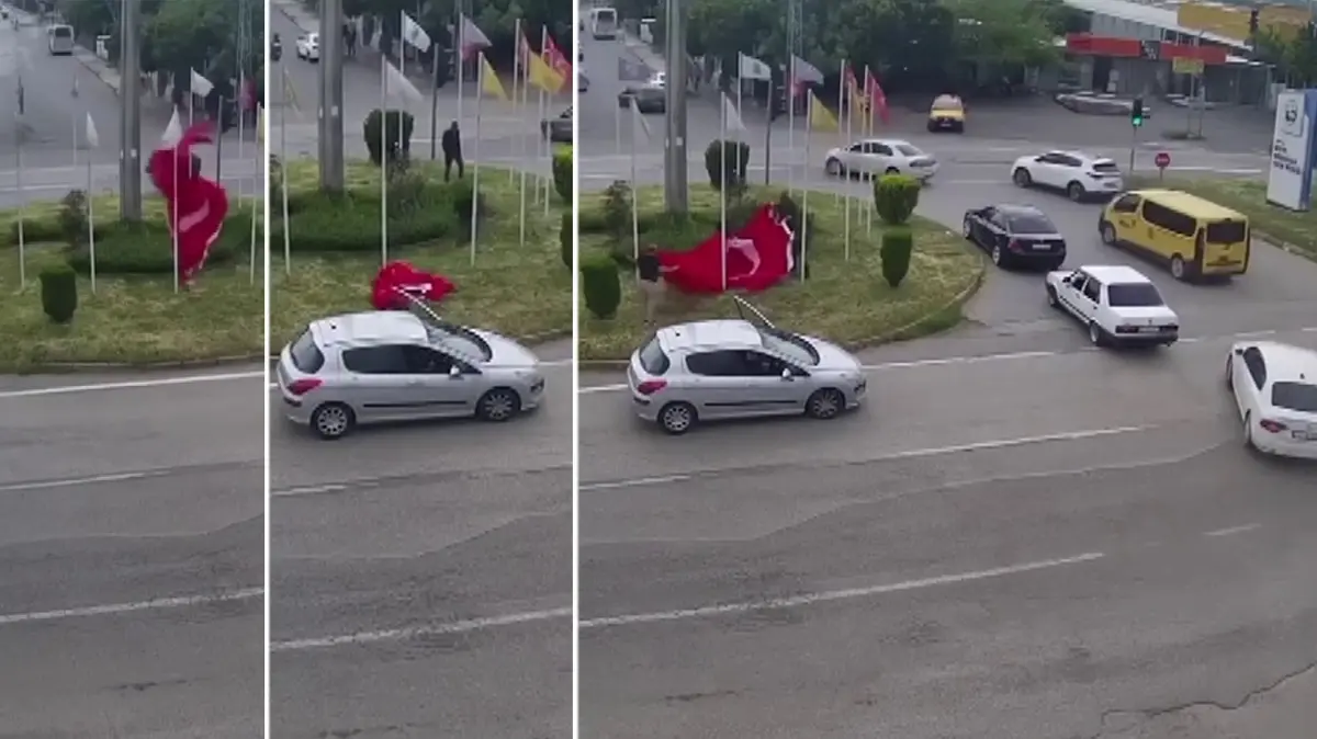 Trafiğin ortasında seferber oldular! Düşen bayrak için duygulandıran anlar