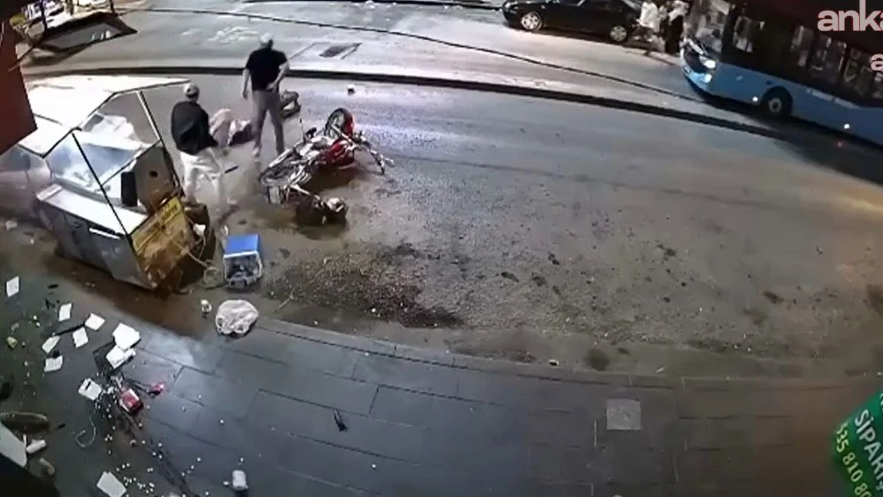 Otomobil kokoreç tezgahına ve yayalara çarptı: 5 yaralı