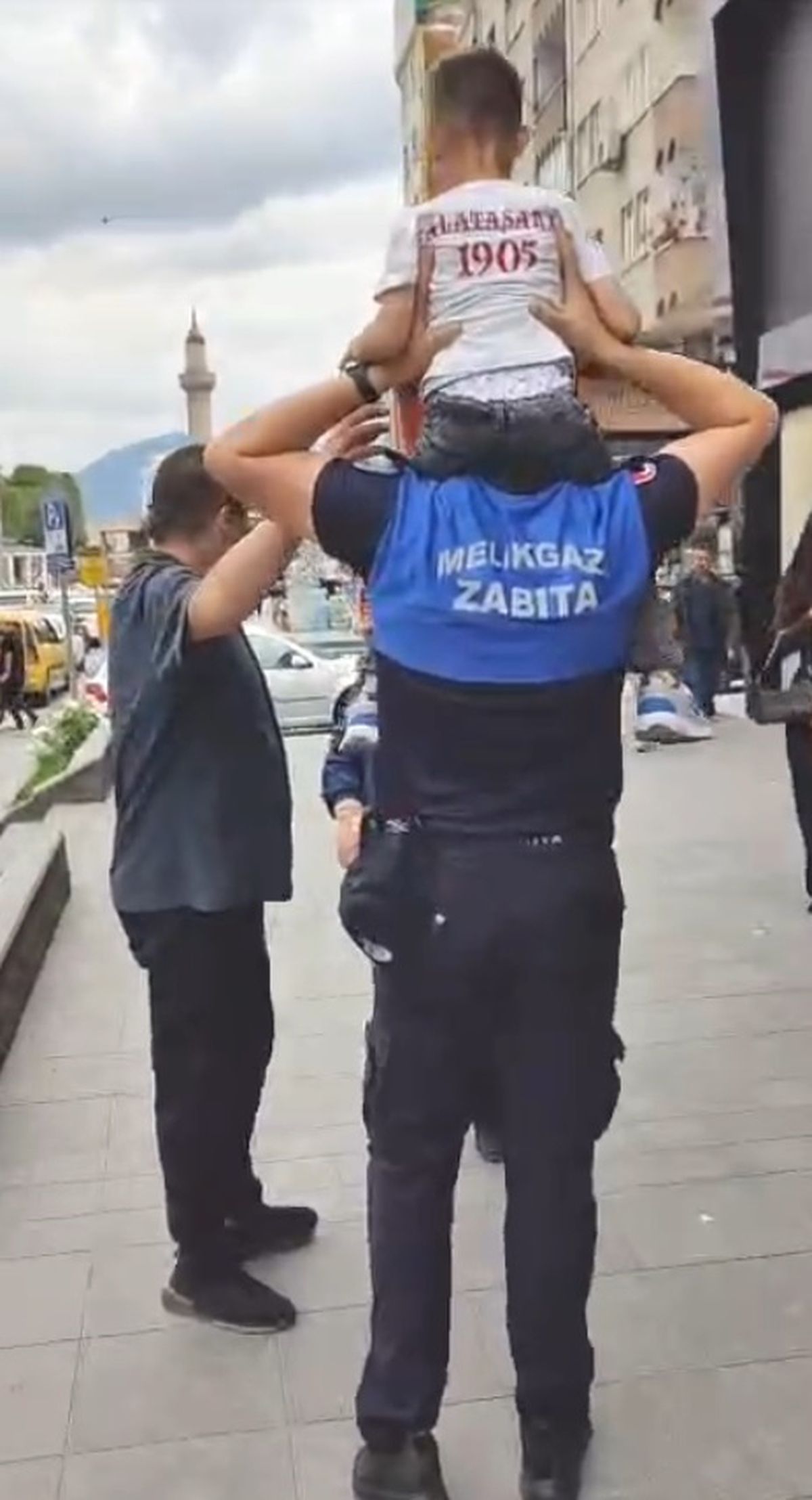 Zabıta memuru, kayıp çocuğu omzunda taşıyarak ailesine teslim etti