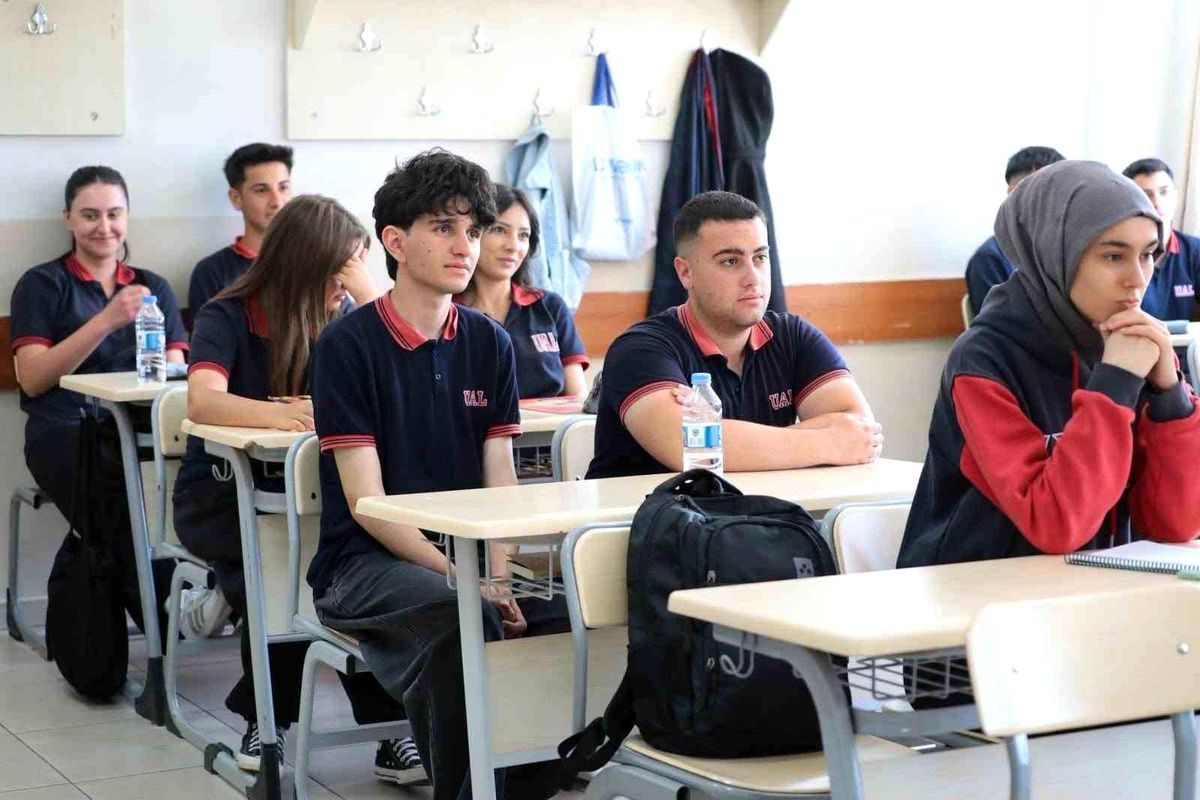 Vali Aydoğdu, Ulalar Anadolu Lisesi'nde öğrenci ve öğretmenlerle buluştu