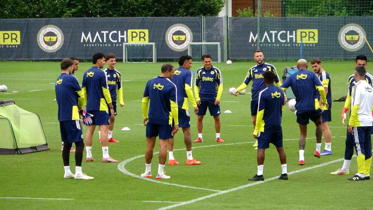 Fenerbahçe, Avusturya'da günü çift antrenmanla tamamladı