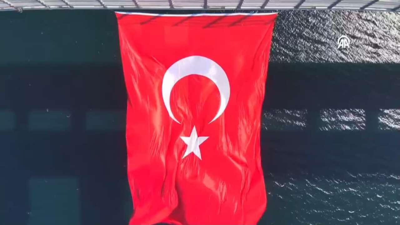 1915 Çanakkale Köprüsü'ne 15 Temmuz dolayısıyla Türk bayrağı asıldı