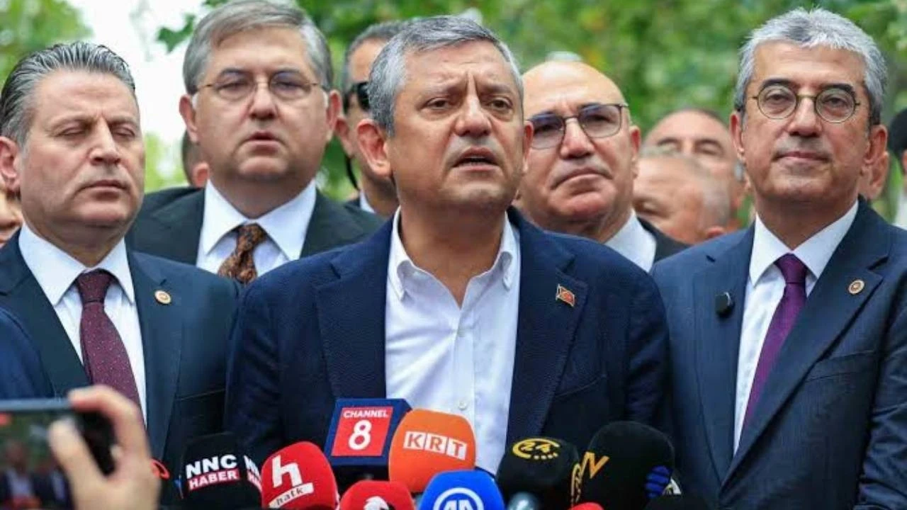 Yeni Parti Genel Başkanı Özgür Özel’den ilk açıklama! Mansur Yavaş sorusuna o yanıtı verdi: “İlk günden beri duruşu belli”