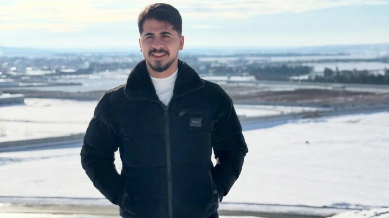 Camından sarktığı araçtan düşüp öldü